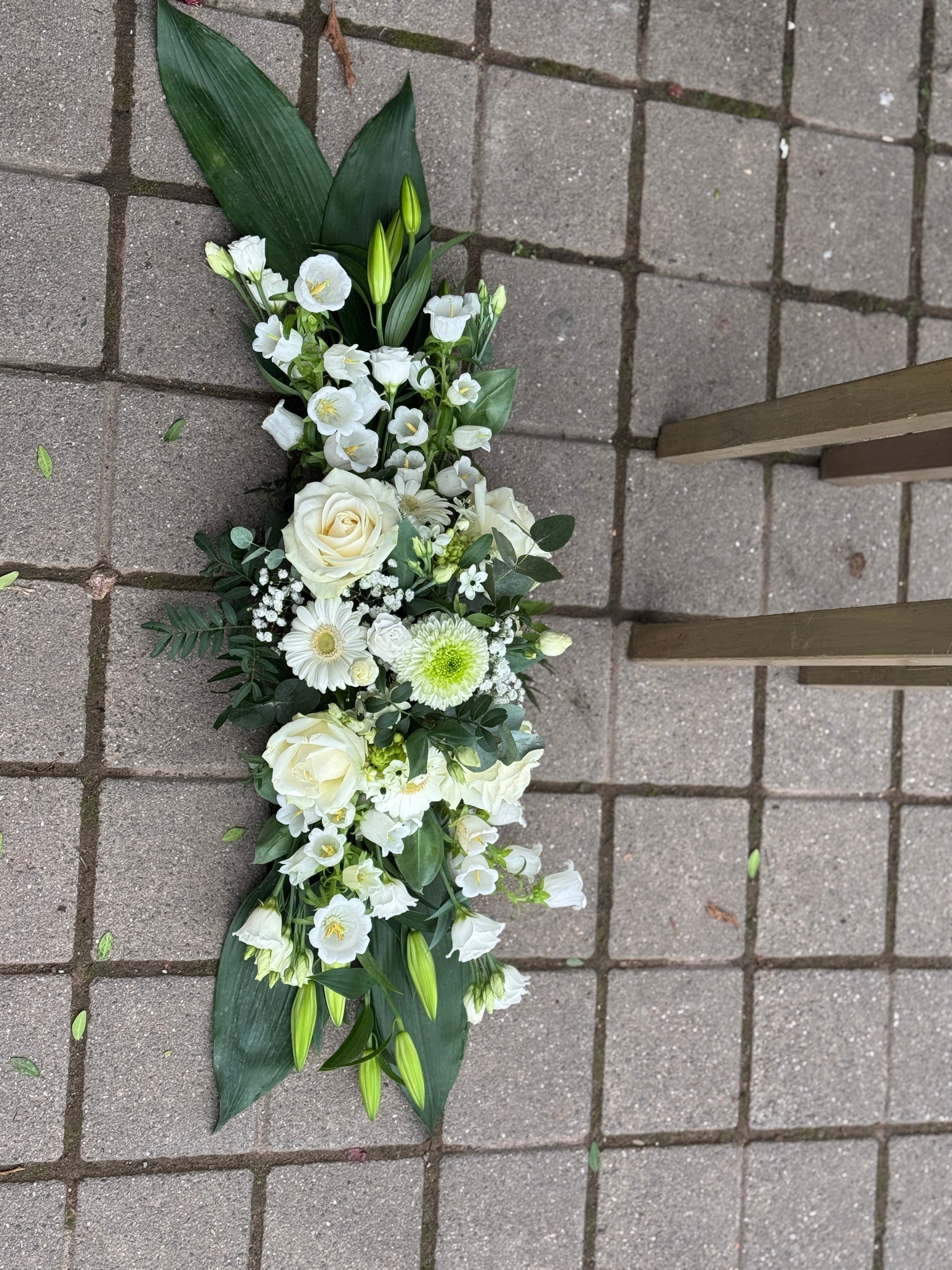 Witte bloemen lange Grafstuk