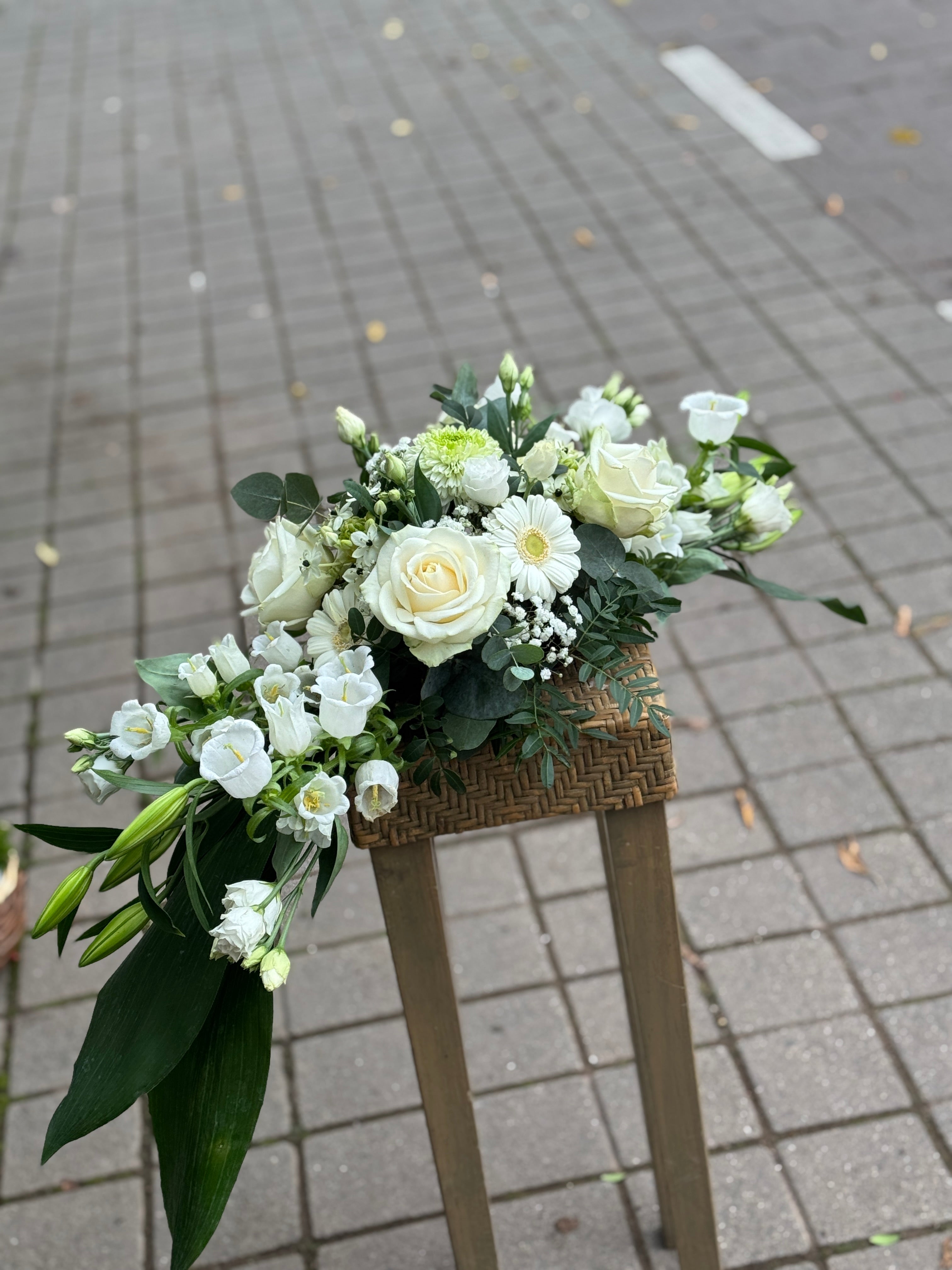 Witte bloemen lange Grafstuk