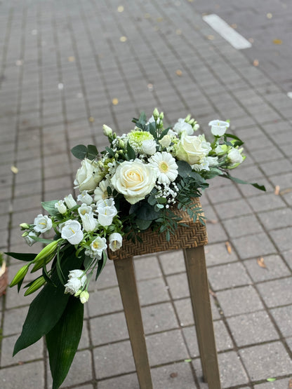 Witte bloemen lange Grafstuk